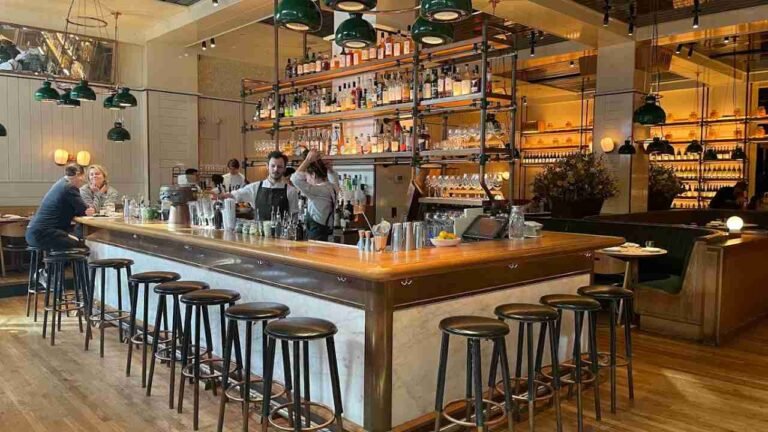 Welcome to Bill's Bar & Burger – where burgers meet perfection in the heart of New York City! 🍔🍺