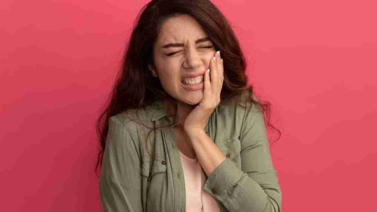 Clove Oil to Saltwater Rinse: 6 Quick Fixes for Toothache You Can Try