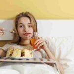 Weight Gain to Acid Reflux: 5 unexpected health risks of munching in your bed ️