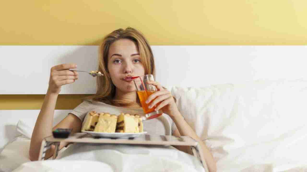 Weight Gain to Acid Reflux: 5 unexpected health risks of munching in your bed ️