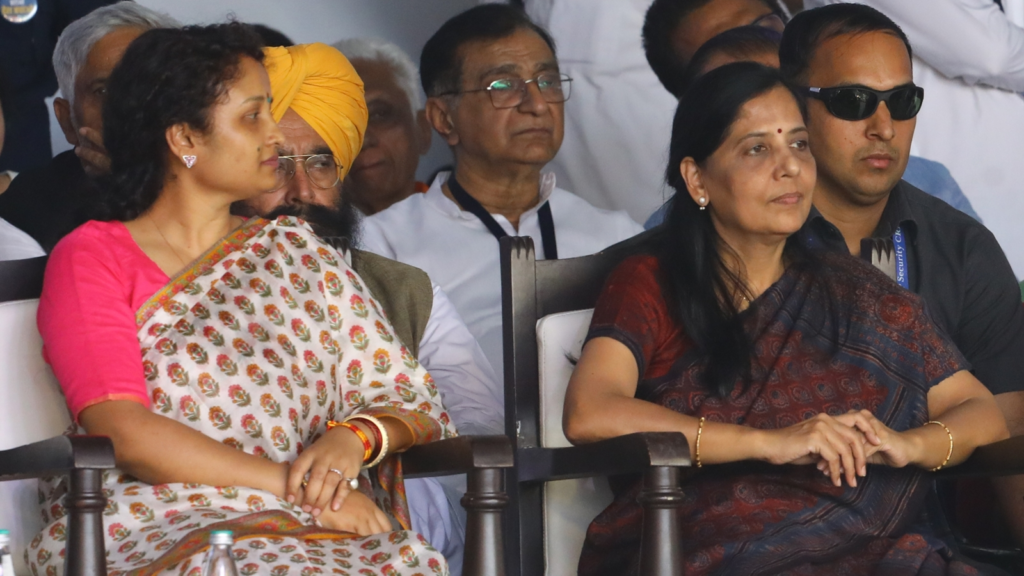 Two empty chairs for their husbands, Sunita Kejriwal & Kalpana Soren take centre stage  Wives of Incarcerated Leaders Stand Strong: Sunita Kejriwal & Kalpana Soren Speak Out at INDIA Bloc Rally