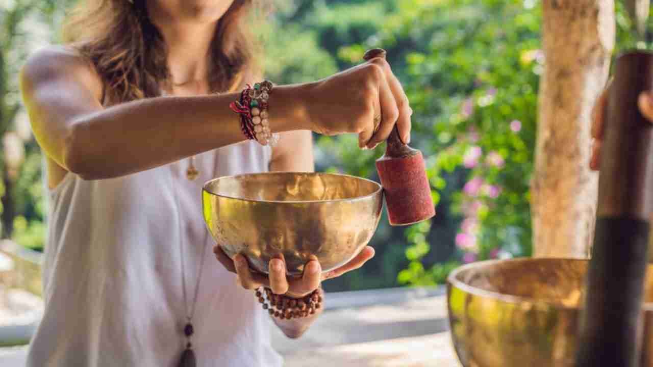 What is a sound bath? 5 ways it helps you relax