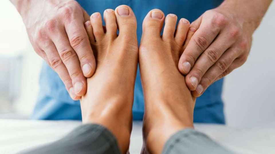 Wearing Socks to Washing Feet: Expert Shares Crucial Tips for Diabetic Foot Care