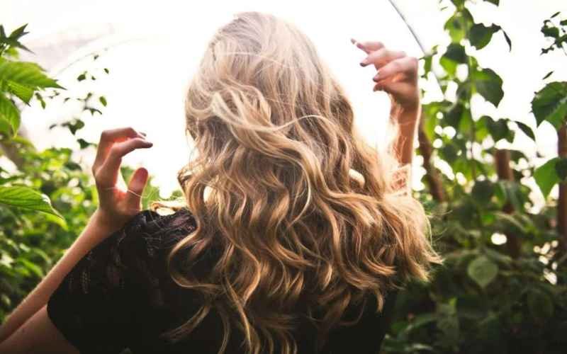 Transitioning Your Hair Care Routine with Changing Seasons