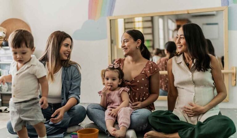 How to Make Mom Friends Easily and Stay Connected